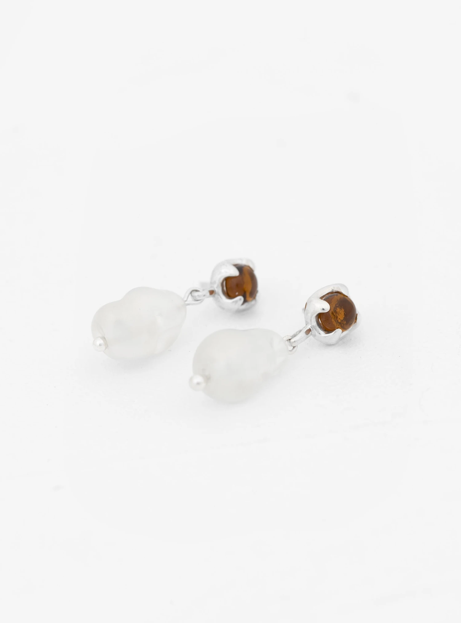 Beam Pearl Earrings Amber Brown - Image 4